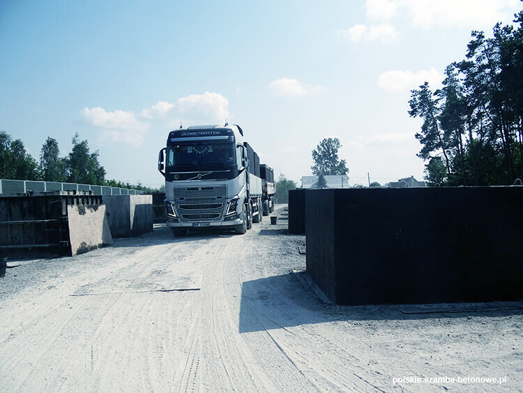 Transport szamb betonowych  w Zdunach